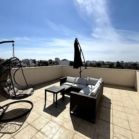 Palm View With Private Rooftop Larnaca